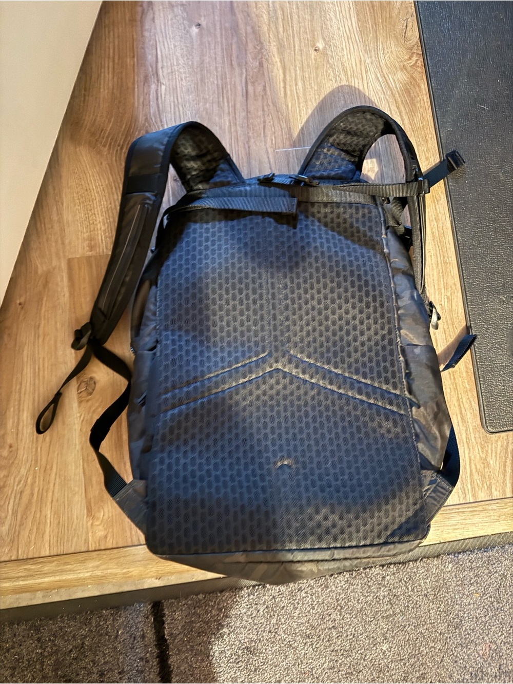 Lululemon Men's Black Camouflage Backpack - Versatile Everyday Carry - Picture 4 of 5